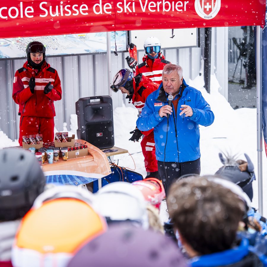 Philippe Roux devant les jeunes du Ski Team