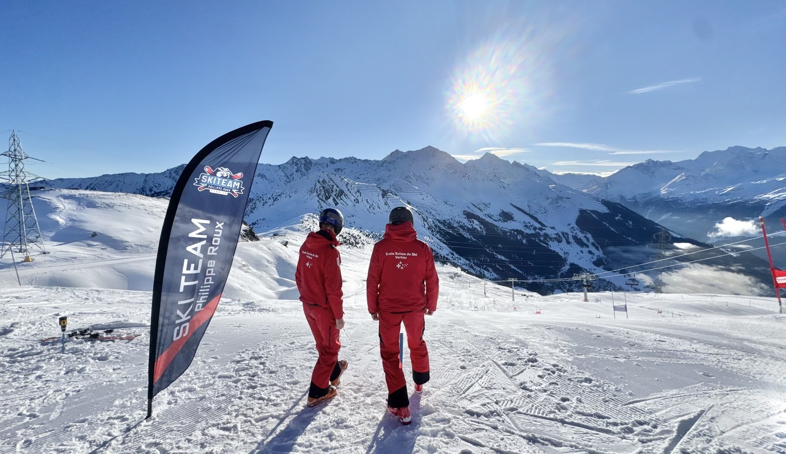 Leo Güntzer et Mathieu Lok devant la bannière du Ski Team
