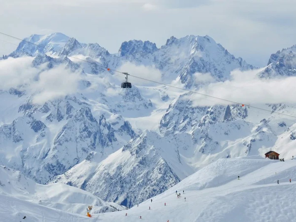 Une cabine de Téléverbier au-dessus du domaine